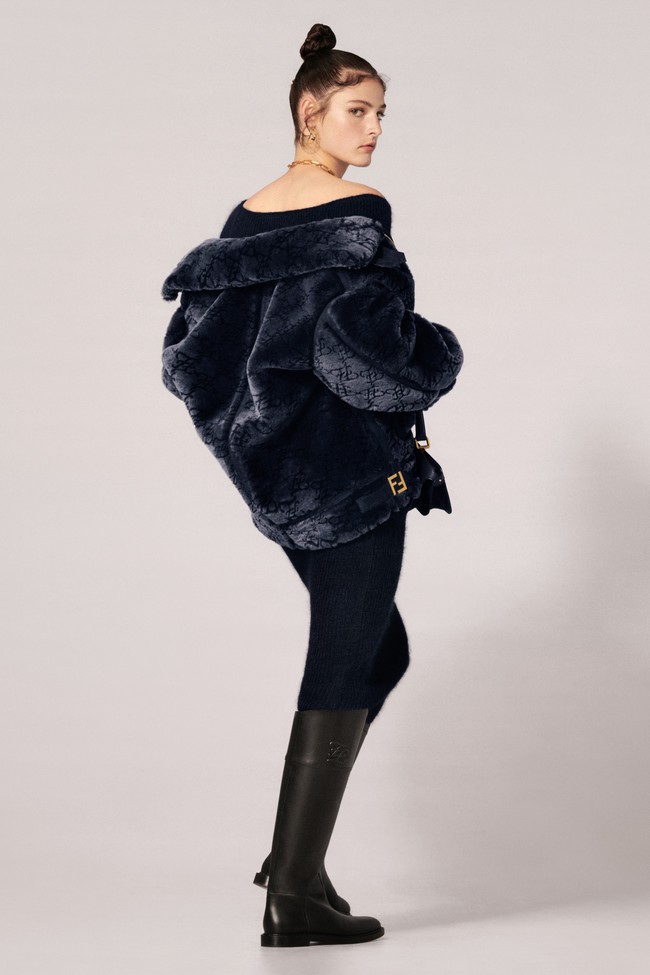 Inilah koleksi busana terbaru Fendi Resort 2022 karya desainer Kim Jones yang menggantikan Karl Lagerfeld. Foto: dok. Courtesy Fendi