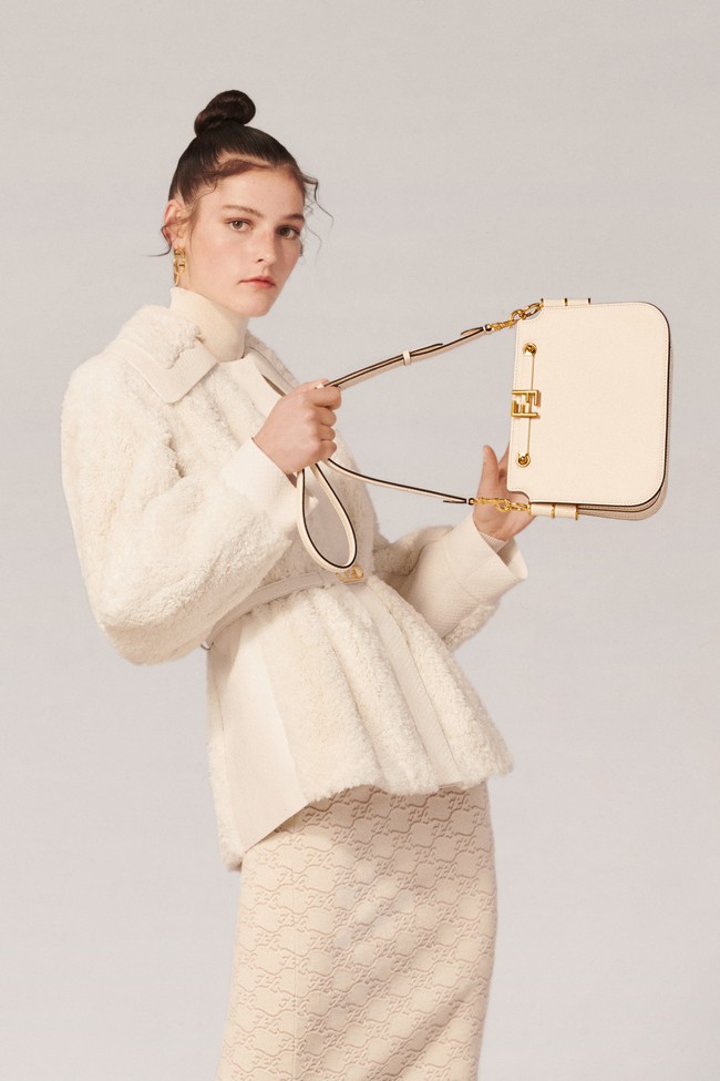 Inilah koleksi busana terbaru Fendi Resort 2022 karya desainer Kim Jones yang menggantikan Karl Lagerfeld. Foto: dok. Courtesy Fendi