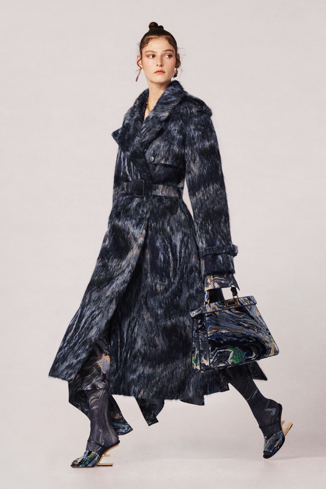 Inilah koleksi busana terbaru Fendi Resort 2022 karya desainer Kim Jones yang menggantikan Karl Lagerfeld. Foto: dok. Courtesy Fendi