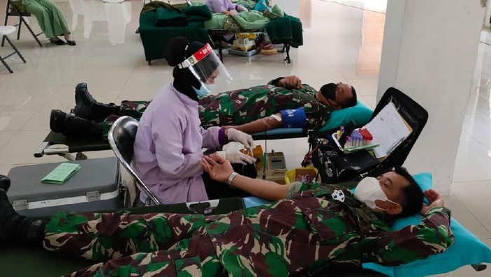 Kopassus Gelar Donor Darah Dalam rangka memperingati HUT ke-76 Republik Indonesia sekaligus meringankan beban masyarakat yang membutuhkan donor darah, Komando Pasukan Khusus (Kopassus) menggelar kegiatan bakti sosial donor darah di Balai Komando Makopassus, Cijantung, Jakarta Timur, Selasa (3/8/2021).