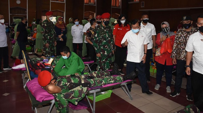 Kopassus Gelar Donor Darah Dalam rangka memperingati HUT ke-76 Republik Indonesia sekaligus meringankan beban masyarakat yang membutuhkan donor darah, Komando Pasukan Khusus (Kopassus) menggelar kegiatan bakti sosial donor darah di Balai Komando Makopassus, Cijantung, Jakarta Timur, Selasa (3/8/2021).