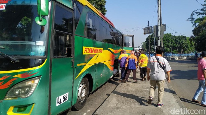 Kuli panggul di Terminal Kampung Rambutan tak bisa menawarkan jasanya karena sepi penumpang