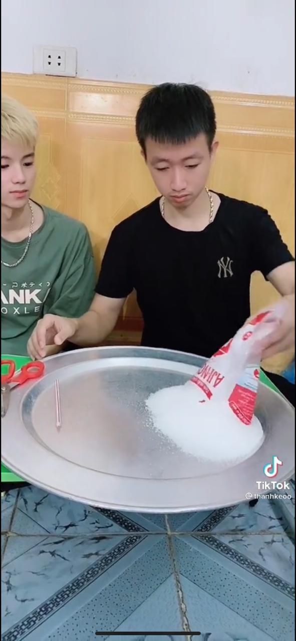 Kurang Kerjaan! Cowok Ini Niat Hitung Butiran Micin Sampai Pusing