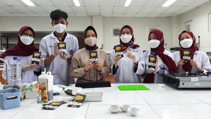 Mahasiswa UMP membuat permen Anti Corona
