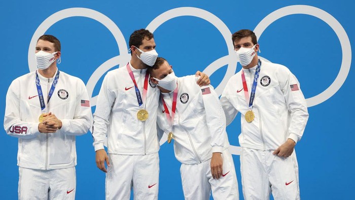 Tim Olimpiade Amerika Serikat tampil serasi dengan menggunakan masker putih yang didesain secara khusus. Namun, rupanya masker tersebut menimbulkan kontroversi dari berbagai pihak.