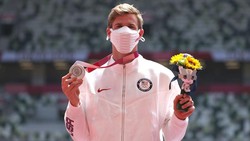 Tim Olimpiade Amerika Serikat tampil serasi menggunakan masker buatan Nike. Sayangnya masker ini tidak memberikan perlindungan efektif layaknya masker medis.