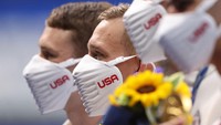 Tim Olimpiade Amerika Serikat tampil serasi dengan menggunakan masker putih yang didesain secara khusus. Namun, rupanya masker tersebut menimbulkan kontroversi dari berbagai pihak. Getty Images/Clive Rose  