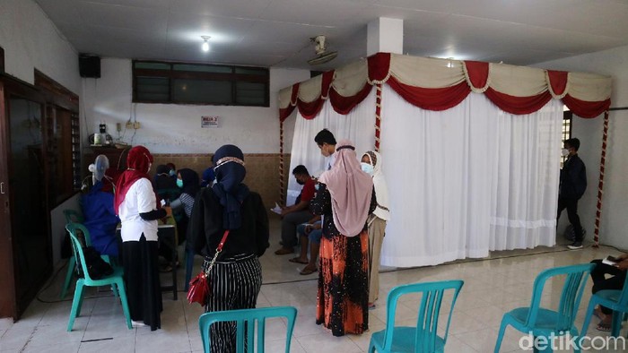 Melihat Vaksinasi Bernuansa Kemerdekaan RI di Kudus Ada pemandangan berbeda saat vaksinasi di Kudus, Jawa Tengah. Bedanya, vaksinasi COVID-19 bernuansa merah putih untuk menyambut HUT ke-76 Kemerdekaan Indonesia.