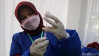 Sebanyak 220 warganya disuntik vaksin dosis dua hari ini. Kepala Desa Janggalan Noor Aziz mengatakan, warganya yang mendapatkan vaksin ada 1.200 jiwa.  