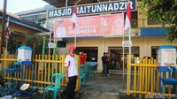 Sejumlah bendera merah putih dikibarkan di pintu masuk acara vaksinasi yang berlokasi di Masjid Baitunadzir Desa Janggalan Kecamatan Kota.