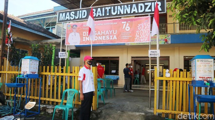 Ada pemandangan berbeda saat vaksinasi di Kudus, Jawa Tengah. Bedanya, vaksinasi COVID-19 bernuansa merah putih untuk menyambut HUT ke-76 Kemerdekaan Indonesia.