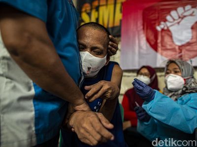 Potret Pasien Gangguan Jiwa Divaksinasi di Bekasi