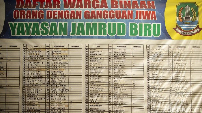 Pasien Orang Dengan Gangguan Jiwa (ODGJ) mengikuti vaksinasi di Yayasan Jamrud Biru, Kota Bekasi. Mereka divaksinasi karena masuk dalam kelompok masyarakat yang rentan.