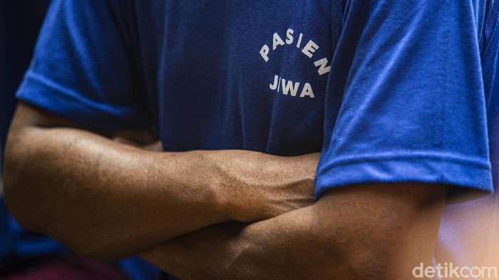 Pasien Orang Dengan Gangguan Jiwa (ODGJ) mengikuti vaksinasi di Yayasan Jamrud Biru, Kota Bekasi. Mereka divaksinasi karena masuk dalam kelompok masyarakat yang rentan.