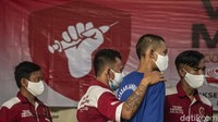 Mereka dinilai menjadi kelompok masyarakat dengan risiko penyakit parah atau kematian yang secara signifikan lebih tinggi. Selanjutnya, Direktur Kesehatan Jiwa Kementerian Kesehatan, dr. Siti Kalimah menyebut ada sebanyak 562.242 penyandang disabilitas di seluruh wilayah Indonesia yang akan divaksin mulai awal Juni 2021. Mereka semua akan dilayani di seluruh fasilitas kesehatan/sentra vaksinasi mana pun dan tidak terbatas pada alamat domisili KTP.