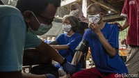 Direktur Kesehatan Jiwa Kementerian Kesehatan, dr. Siti Kalimah menyebut ada sebanyak 562.242 penyandang disabilitas di seluruh wilayah Indonesia yang akan divaksin mulai awal Juni 2021. Mereka semua akan dilayani di seluruh fasilitas kesehatan/sentra vaksinasi mana pun dan tidak terbatas pada alamat domisili KTP.