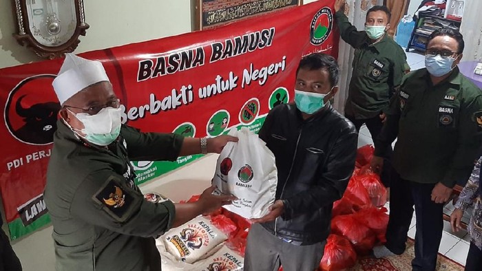 Baitul Muslimin Indonesia (Bamusi) organisasi sayap PDIP memberikan ribuan paket sembako dan vitamin bagi warga yang menjalani isolasi mandiri akibat terpapar Covid-19.