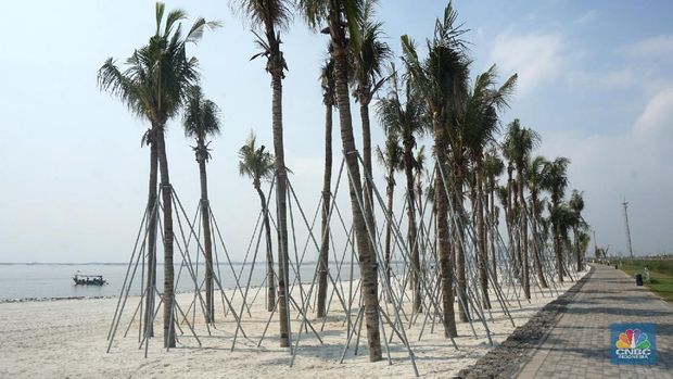 Suasana pantai pasir putih di Kawasan PIK 2, Dadap, Tangerang, Banten, Rabu (4/8/2021). Pantai Pasir Putih di kawasan Pantai Indah Kapuk tengah populer di kalangan traveler. Semenjak dibuka tahun 2020 lalu, tak sedikit traveler yang singgah ke Pantai Pasir Putih kala bertandang ke PIK. Di tengah kondisi pandemi, destinasi outdoor ini memang jadi primadona. Kini sejak diberlakukan PPKM darurat level 4 terlihat kawasan pasir putih sepi pengunjung. Hanya beberapa perahu nelayan yang sedang mencari  ikan di perairan laut pasir putih. Apabila PIK pertama berada di Provinsi DKI Jakarta, maka Pantai Pasir Putih di PIK2 masuk ke Provinsi Banten. (CNBC Indonesia/ Muhammad Sabki)