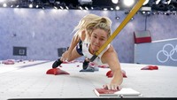 Shauna Coxsey, dari Inggris, saat berpartisipasi dalam bagian kualifikasi panjat tebing putri di Olimpiade Tokyo 2020 di Tokyo, Jepang, Rabu (4/8/2021).  