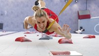 Petra Klingler, dari Swiss, saat berpartisipasi dalam bagian kualifikasi panjat tebing putri di Olimpiade Tokyo 2020.   