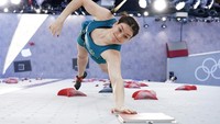 Oceania Mackenzie, dari Australia, saat berpartisipasi dalam bagian kualifikasi panjat tebing putri di Olimpiade Tokyo 2020 di Tokyo, Jepang, Rabu (4/8/2021).  