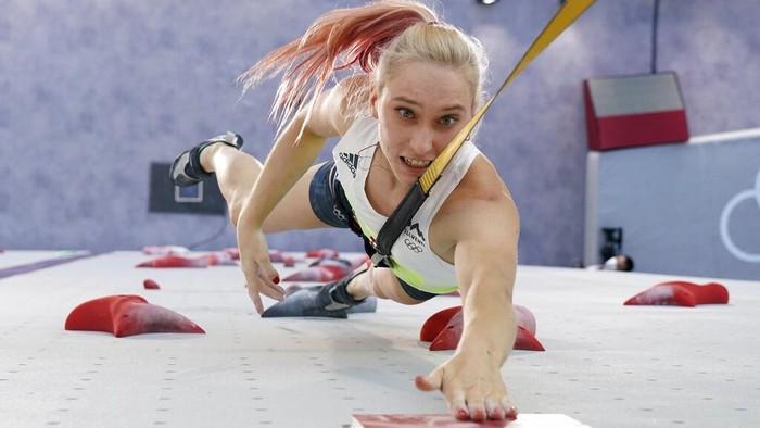 Peluh Atlet Panjat Tebing Olimpiade Tokyo Kala Mencapai Puncak Alannah Yip, of Canada, during the speed qualification portion of the women's sport climbing competition at the 2020 Summer Olympics, Wednesday, Aug. 4, 2021, in Tokyo, Japan. (AP Photo/Tsuyoshi Ueda/Pool Photo via AP)