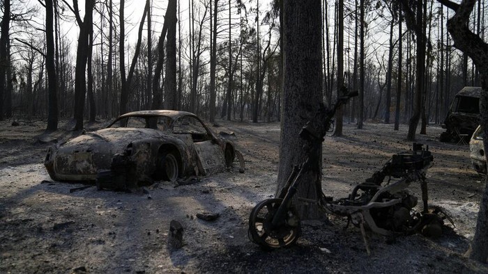 Pemukiman Warga Ludes Terbakar Gegara Kebakaran Hutan Yunani Burned vehicles after a wildfire in Varibobi area, northern Athens, Greece, Wednesday, Aug. 4, 2021. Firefighting planes were resuming operation at first light Wednesday to tackle a major forest fire on the northern outskirts of Athens which raced into residential areas the previous day, forcing thousands to flee their homes amid Greece's worst heatwave in decades. (AP Photo/Thanassis Stavrakis)
