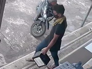 Pencuri Kotak Amal Yayasan Yatim Piatu di Banyuwangi Terekam CCTV