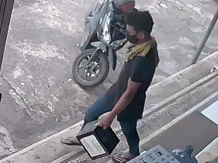 Seorang pria menggondol kotak amal milik yayasan yatim piatu, dari sebuah minimarket di Kecamatan Glagah, Banyuwangi. Aksi pelaku terekam CCTV toko tersebut.