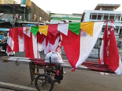 Penjual bendera Merah Putih di Pasar Tanah Abang