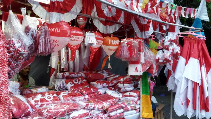 Penjual bendera Merah Putih di Pasar Tanah Abang