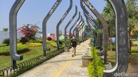 Tak hanya itu, jalan setapak dengan 99 pilar bertuliskan Asmaul Husna juga mempercantik dan menjadi spot primadona untuk berswafoto.   