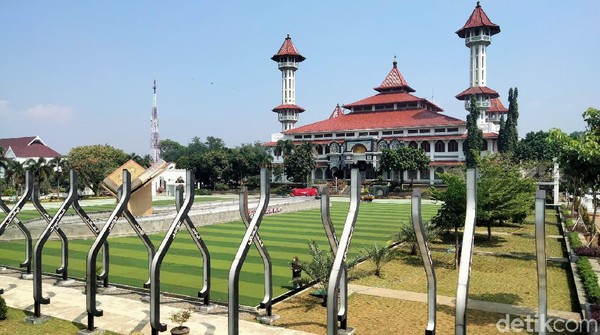 Terdapat tiga spot utama yang menggambarkan tiga pilar budaya Kabupaten Cianjur, yakni halaman rumput sintetis dengan tugu Al-Quran sebagai perwujudan pilar budaya Ngaos.  Terdapat tiga spot utama yang menggambarkan tiga pilar budaya Kabupaten Cianjur, yakni halaman rumput sintetis dengan tugu Al-Quran sebagai perwujudan pilar budaya Ngaos. Â