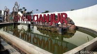 Fasilitas umum yang juga menjadi destinasi wisata ini diresmikan pada Februari 2019 lalu. Namun sudah 1,5 terakhir, Alun-alun Cianjur ditutup karena pandemi COVID-19.   
