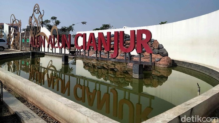 Alun-alun Cianjur semakin mempesona dan memiliki banyak spot foto yang instagramable. Masyarakat pun merindukan alun-alun yang diresmikan Presiden Joko Widodo ini kembali dibuka.