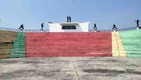 Selain itu ada juga panggung perjutungan dengan bentuk kecapi suling sebagai representasi pilar budaya Mamaos. Terdapat juga auditorium berbentuk segi lima dengan siluet dua orang tengah memeragakan pencak silat asli Cianjur sebagai penggambaran pilar budaya Maenpo.   