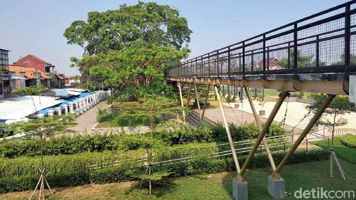 Pesona Alun-alun Cianjur, Wisata Instagramable Murah Meriah Alun-alun Cianjur semakin mempesona dan memiliki banyak spot foto yang instagramable. Masyarakat pun merindukan alun-alun yang diresmikan Presiden Joko Widodo ini kembali dibuka.