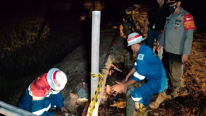 Petugas perbaiki pipa minyak Pertamina yang bocor.