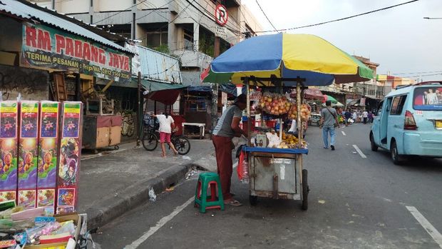 PKL di pinggiran jalan Pasar Blok F Tanah Abang setia menjajakan dagangan meski sepi pembeli