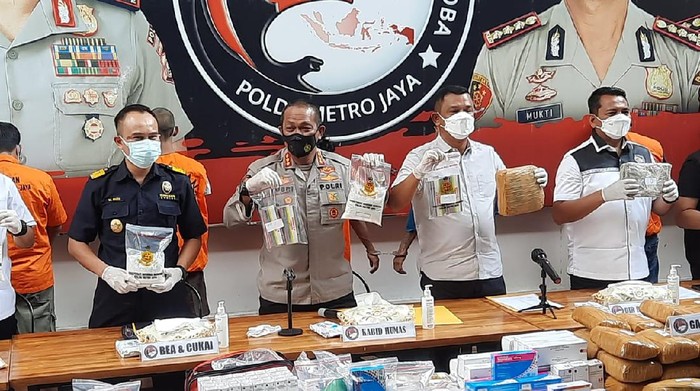 Polda Metro ungkap penimbunan obat terapi COVID-19 yang melibatkan perawat dan apoteker (Yogi/detikcom)