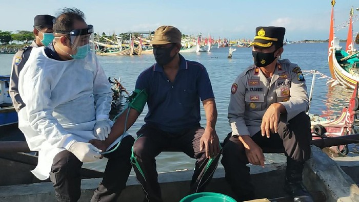 Polisi Banyuwangi Vaksinasi Nelayan dan Petani