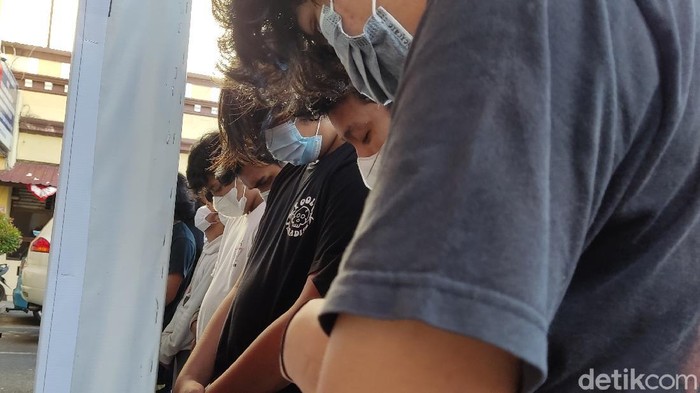 Polisi menangkap 8 orang terkait ajang tarung bebas di Makassar, Sulsel. Enam di antaranya adalah penonton dan dua lainnya sebagai petarung. (Hermawan/detikcom)