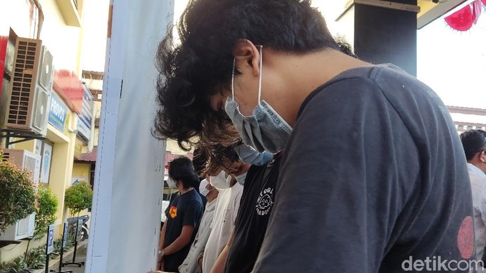 Polisi menangkap 8 orang terkait ajang tarung bebas di Makassar, Sulsel. Enam di antaranya adalah penonton dan dua lainnya sebagai petarung. (Hermawan/detikcom)