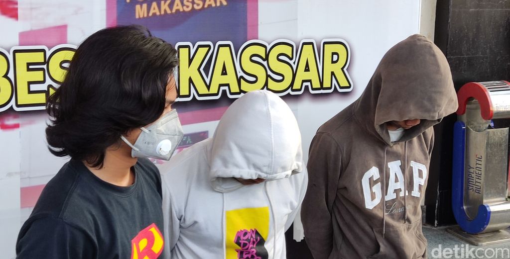 Polisi menangkap 8 orang terkait ajang tarung bebas di Makassar, Sulsel. Enam di antaranya adalah penonton dan dua lainnya sebagai petarung. (Hermawan/detikcom) Polisi menangkap 8 orang terkait ajang tarung bebas di Makassar, Sulsel. Enam di antaranya adalah penonton dan dua lainnya sebagai petarung. (Hermawan/detikcom)