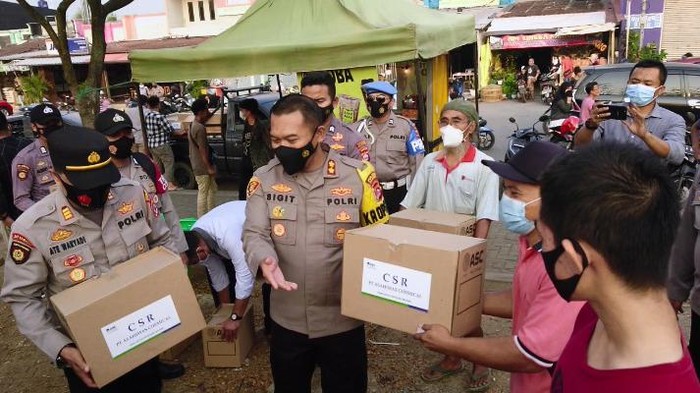 Polisi serahkan bantuan ke PKL di Cilegon