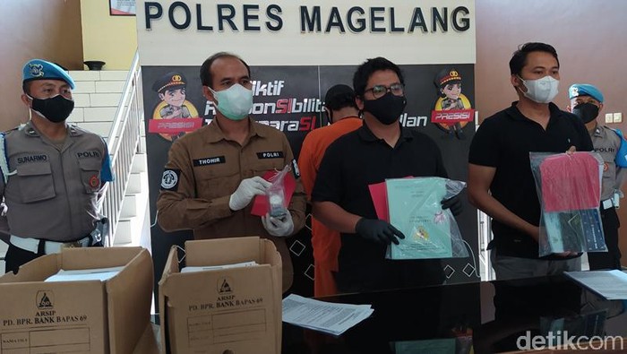 Polres Magelang rilis kasus kredit fiktif dengan tersangka anggota DPRD Kota Magelang inisial SN, Rabu (4/8/2021).