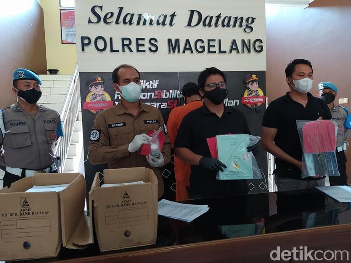Polres Magelang rilis kasus kredit fiktif dengan tersangka anggota DPRD Kota Magelang inisial SN, Rabu (4/8/2021).