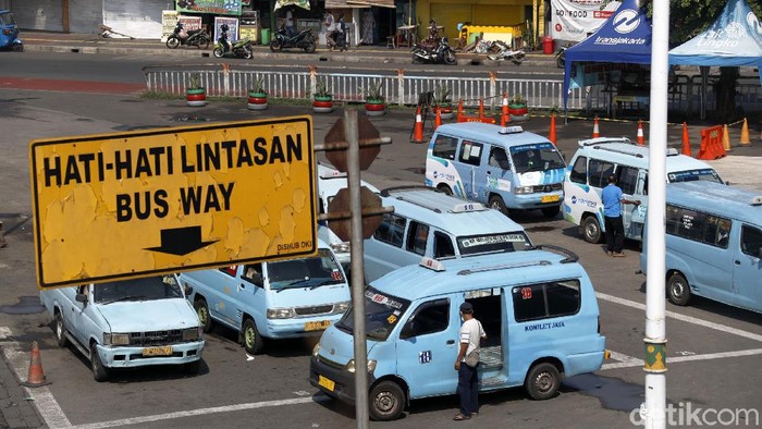 PPKM Level 4 Diperpanjang, Terminal Kampung Melayu Sepi Kondisi Terminal Kampung Melayu, Jakarta Timur, Rabu (04/08/2021), semakin sepi penumpang. Sepinya penumpang yang datang, imbas dari perpanjangan pemberlakuan PPkM Level 4 oleh pemerintah.