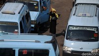 Hanya terlihat beberapa orang yang turun atau menaiki angkutan umum Mikrolet di Terminal Kampung Melayu.
