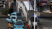 Imbas sepinya penumpang, sejumlah sopir pun mengeluhkan menurunnya pendapatan.